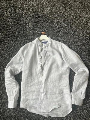 Linneskjorta från Zara Man - Snygg ljusblå skjorta i linne från Zara Man med slim fit-passform. Den är av 100% linne. Perfekt för en stilren och fräsch look. Så gott som ny. Skriv gärna era frågor!