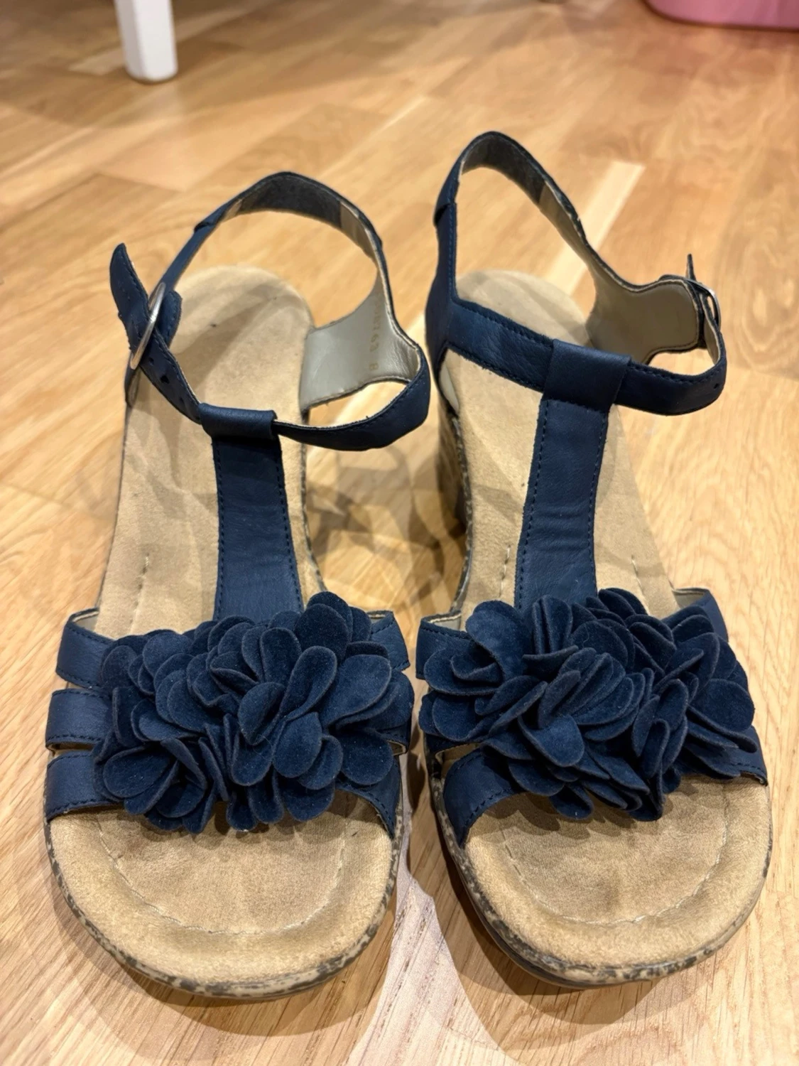 Kilklackade sandaler med blomdetalj