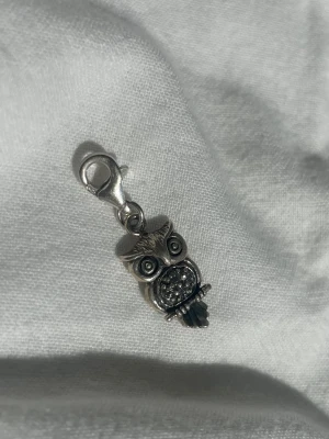 Berlock i äkta silver  - Berlock i äkta silver i form av en uggla från Mood. Kan sättas på armband eller halsband. Perfekt för Zara Larsson vibe.  Har flera berlocker som säljs som kan köpas via bundle.