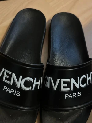 Givenchy toffler  - Perfekt inför sommaren! Passar 40-41-42