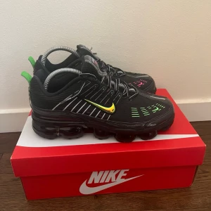Nike Air VaporMax 360 – Black/Green Strike – EU 42.5 (Med Box) - Säljer ett par riktigt feta Nike VaporMax 360 i den eftertraktade färgställningen Black/Green Strike/Pink Blast. En av Nikes skönaste modeller som kombinerar 2000-talets Air Max 360-look med den moderna VaporMax-sulan. • Storlek: EU 42.5 / US 9 / UK 8. • Skick: Mycket gott begagnat skick. Ovandelen är ren och fräsch. Sulorna/luftkuddarna är intakta och har bra grepp kvar. • Tillbehör: Levereras i originalkartong. • Nypris: Ca 2 100 kr. 