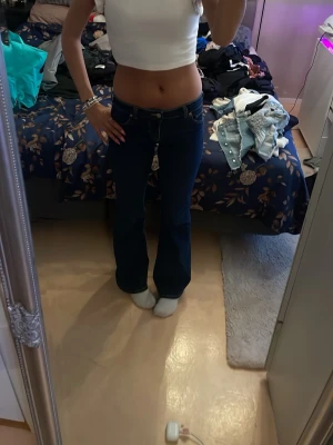 Vit och svart topp - Vit och svart topp från Zara med flärpar vid ärmarna. En jätte fin vit och svart topp man kan ha till skolan eller ute på sommaren. Sitter jätte skönt. Båda för 100 och en för 60