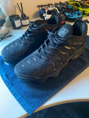 Nike Air Max Plus svarta sneakers - Svarta Nike Air Max Plus, andvönd ett par gånger då min fot snabbt växte ut skorna, inga hål eller fläckar på skorna (på sista bilden är skorna lite blöta underifrån då jag nyss blev klar men att tvätta den)