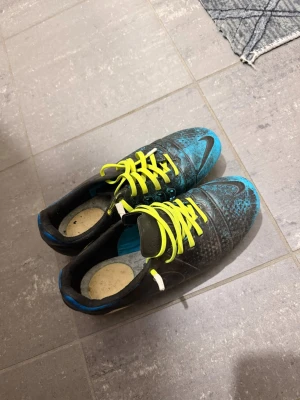 Nike blå fotbollsskor med dobbar - Säljer ett par Nike fotbollsskor Perfekta för spel på gräsplan. Jättebra skick 