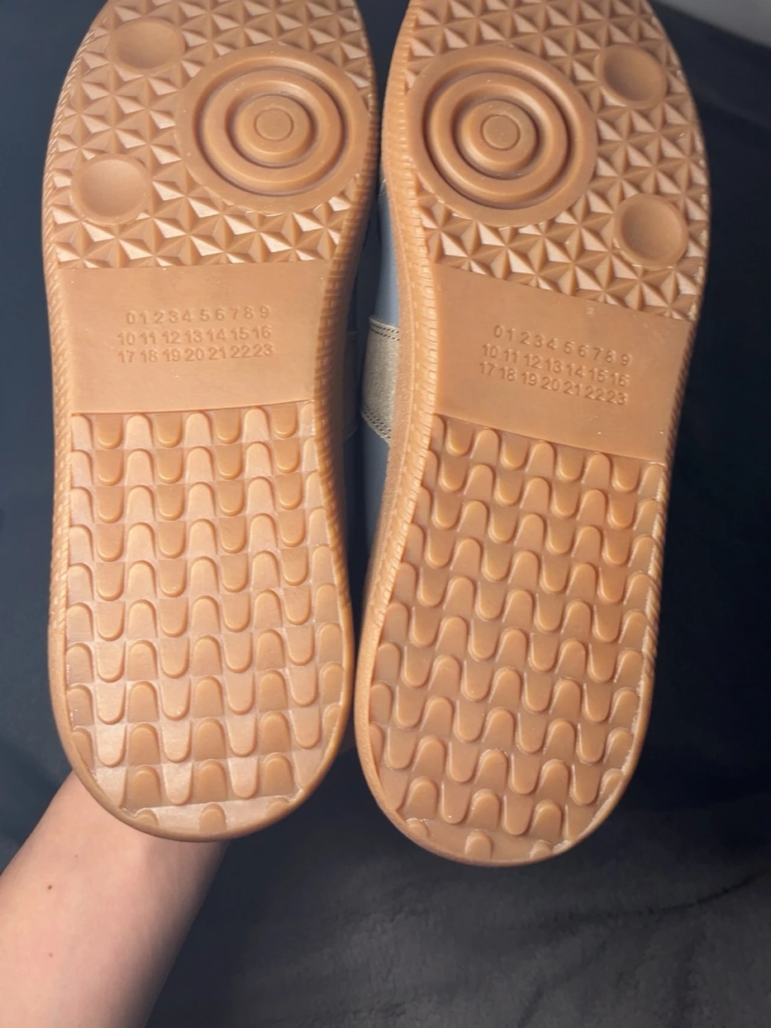 Grå och beige sneakers med gummisula - 1