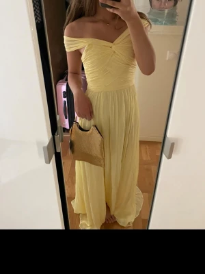 Ljusgul offshoulder balklänning - Superfin ljusgul långklänning med offshoulder-design från By Malina i storlek S. Har endast använts en gång och den är aningen för lång för mig som är 1.65, men passar perfekt med klackar. Nypris är 3 700 och modellen säljs inte längre så säljer för 2500 men är villig att förhandla vid snabb affär. Har även fler bilder från balen där jag har på mig den!☺️