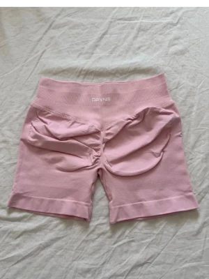 Dfyne impact shorts rosa - Supersnygga impact shorts i jättebra skick. Storleken är M men skulle säga att dem är små och passar mer S. Skriv vid frågor