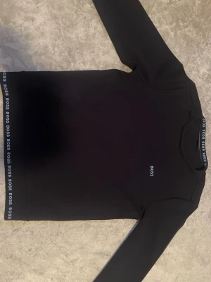 Boss sweatshirt - Marinblå boss sweatshirt i mycket bra skick.