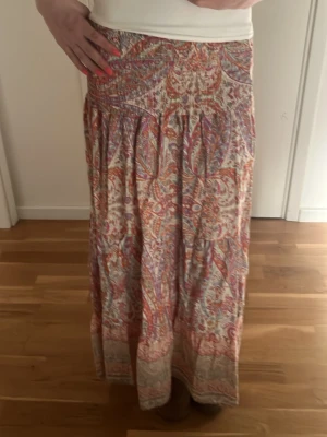 Färgglad kjol - En färgglad kjol från Marta🌈 Perfekt till en tjejmiddag med sina kompisar💐Är 165 cm lång och den va på bredden för kort. Lappen är lite utdragen men annars är den i relativt bra kondition.
