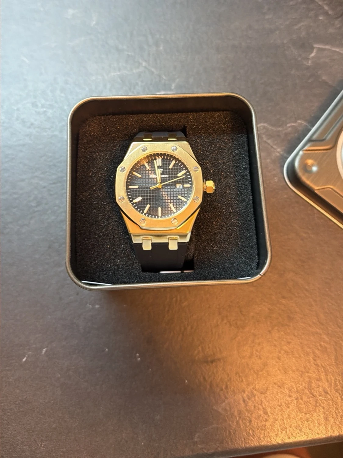 Chronohybrid klocka med svart armband