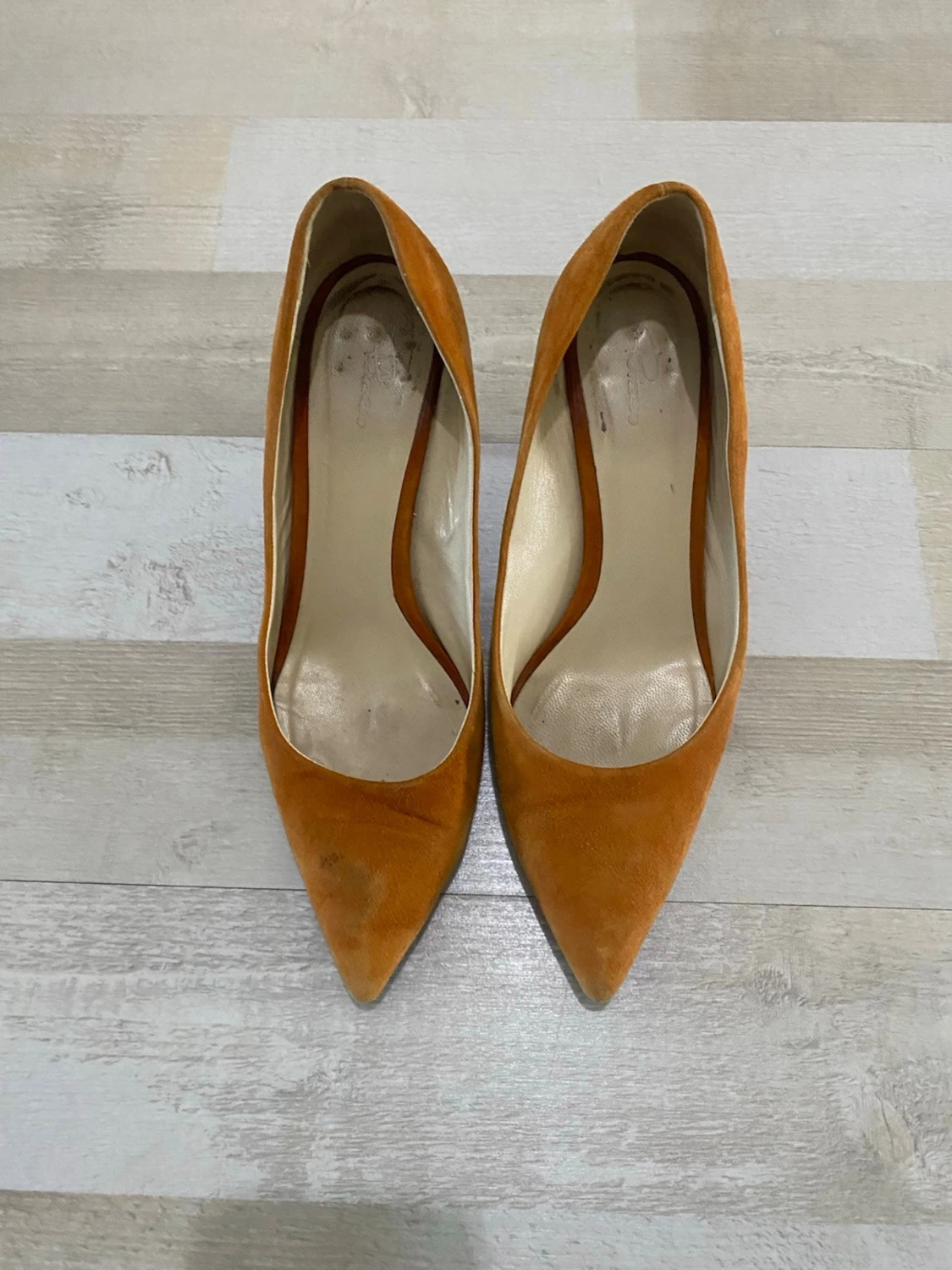 Orange mocka pumps med spetsig tå