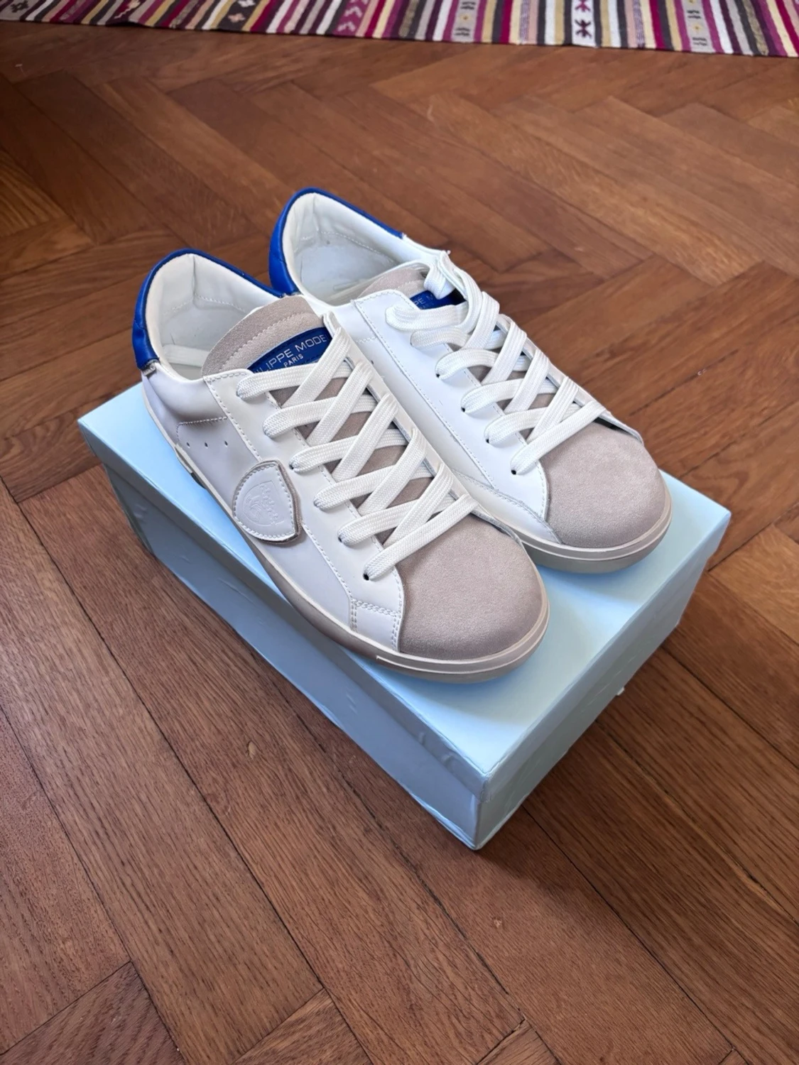 Philippe Model vita sneakers med blå detalj - 1