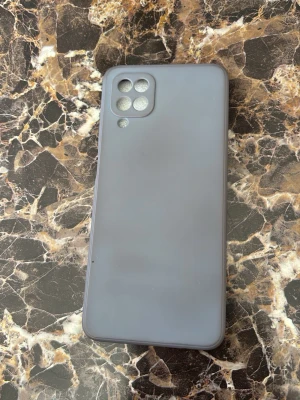 Blått silikon skal till Samsung Galaxy A12 - Snyggt grått mobilskal i mjukt silikonmaterial som passar Samsung Galaxy A12 med fyrkantigt kamerahål för flera linser. Skalets yta är matt och ger ett stilrent intryck samtidigt som det skyddar mobilen mot repor och stötar. Perfekt för dig som vill ha ett enkelt och modernt skydd.