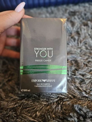 Emporio Armani Stronger With You Freeze Candy - Emporio Armani Stronger With You Freeze Candy är en Eau de Parfum på 100 ml. Förpackningen är elegant i mörkgrått med gröna metallic-detaljer och tydlig logga. Parfymen kommer i en stilren rektangulär kartong och är perfekt för dig som gillar exklusiva dofter.