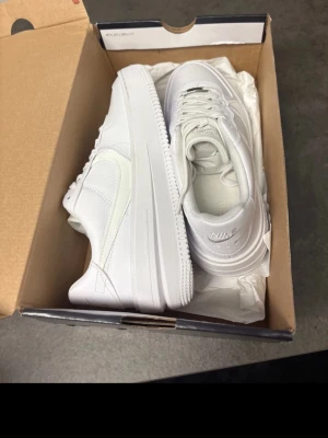 Nike Air Force vita sneakers - Stilrena helvita Nike Air Force 1. Aldrig använt köpte fel storlek och lämnade aldrig tillbaka de. Perfekta för en clean look. 