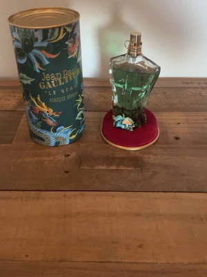 Jean Paul Gaultier Le Beau Paradise Garden - Unik parfymflaska från Jean Paul Gaultier Le Beau Paradise Garden. Riktig god sommar perfym och näst in till oanvänd. Skriv vid frågor!!