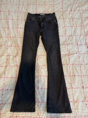 Svarta bootcut jeans från Gina Tricot - LÅNGA svarta bootcut jeans från Gina tricot med normal midja. Jeansen har utsvängda ben och är tillverkade i ett mjukt denimtyg som sitter skönt. 