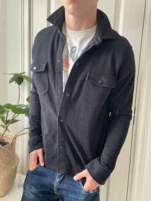 Selected home overshirt  - Selected home overshirt - lite stretchigt material. Inga defekter! Modellen i bilderna är 180 cm 75 kg och bär Storlek m , Kom med frågor! 🌟 (Kan gå ned i pris vid köp av paket 😉) 