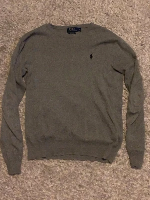 Ralph lauren tröja - Säljer min gråa Ralph lauren tröja i siveränt skick, inga defekter. Hör av dig vid frågor och funderingar