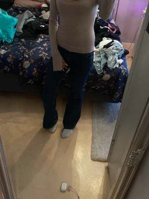 Långärmad tröja - Långärmad beige tröja med slits vid händerna. Tröjan är jätte bekväm att ha till skolan eller att ha hemma. Tröjan är från Gina