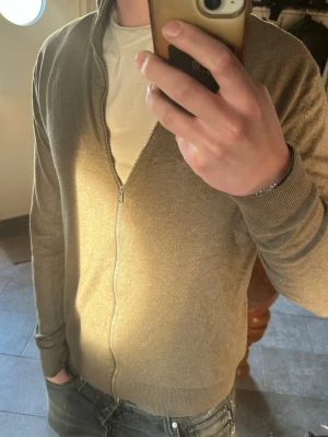 Lindbergh zip - Säljer nu min lindbergh tröja då den inte andvänds längre. Skick 7/10.