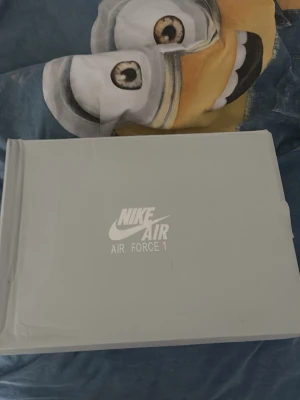 Nike Air Force 1 vita sneakers - Klassiska vita Nike Air Force 1 sneakers i lågt snitt. Skorna är helvita med Nike-logga på sidan och perforerade detaljer på tån. Tillverkade i läder med gummisula för extra komfort och stilren look. Perfekta för dig som gillar en clean och tidlös sneaker. Kan gå ner i pris !!!!!!!