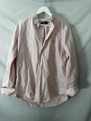 Ralph Lauren Skjorta - Snygg ljusrosa randig Ralph lauren skjorta  | Kanon skick 