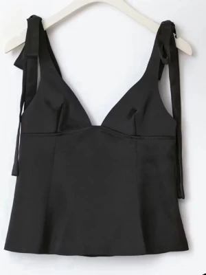 Topp  - Svart topp från Gina Tricot. 