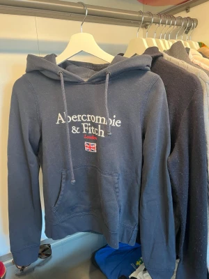 Archive hoodie Ambercrombie & Fitch - Tvär fet ambrrcrombie and fitch hoodie med snygg design💫 Storlek XS | Fint skick | Kontakta mig vid frågor och pris ej hugget i sten så kom med förslag🙌