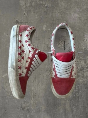 Bianca Chandon X Vans skor - Ett par riktigt snygga röda Vans x Bianca Chandon sneakers i bra skick! Skorna är i storlek 40,5 men passar 41-41,5! Extra skosnören medföljer!  Kontakta gärna oss om du har några frågor! Dessutom är priset ej hugget i sten!  Obs skorna ska se använda/slitna ut! Se på bilderna.   Mvh saint ;)  