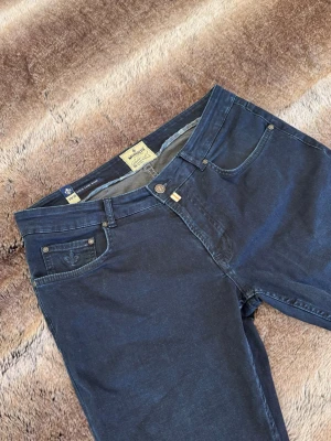 Morris Steve Satin - Tja! Säljer nu mina Morris Steve Satin jeans i storleken 33/30! Modellen är slim och sitter grymt på dig som är upp till ca 180 ✌🏼Jättesköna byxor som passar perfekt året runt! Vid frågor eller funderingar är det bara att höra av sig 📥 Priset är inte hugget i sten så kom med förslag 🤙🏼