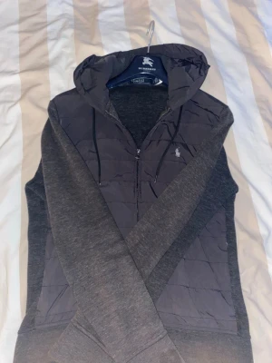 Ralph lauren cardigan jacka - Ralph lauren cardigan i storlek S| I bra skick, lite solblekt men annars super! Skriv vid funderingar!