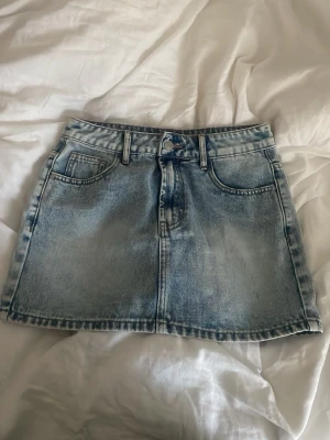 Blå jeanskjol i kort modell - Ljusblå jeanskjol🌸