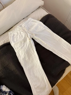 Vita linnebyxor från ROXY - Säljer dessa vita linnebyxor från ROXY, använt 2 gånger. Byxorna har två sidfickor och är tillverkade i ett lätt och luftigt linnematerial. Säljer dom då dom är för kort