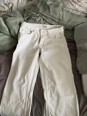 Lågmidjade jeans - Säljer helt sprillans nya icon jeans ifrån lager 157, endast tvättade & provade, därav finns inte lapparna kvar.  Visade sig att byxorna inte passade & därför säljer jag dem nu vidare.  Jag köpte dem för 400kr, men vi kan diskutera pris.