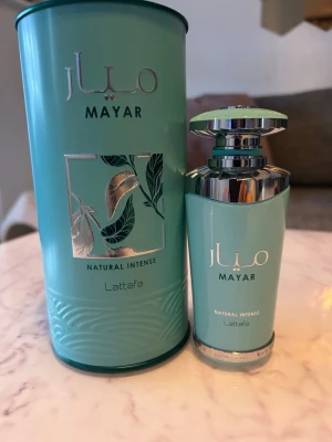 Lattafa Mayar natural intense  - Mayar Natural Intense från Lattafa Perfumes är en doft för kvinnor. Mayar Natural Intense lanserades 2024. Toppnoterna är Grön mandarin, Fikon, Melon och Kokosvatten; hjärtnoterna är Lotus, Vattenlilja och Jasmin; basnoterna är Musk, Ambroxan, Sandelträ och Vanilj.