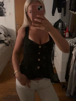 Svart topp från Zara - Säljer denna fina tröjan från Zara då den inte kommer till användning💕