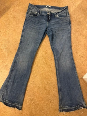 Blå bootcut jeans från gina tricot - Jeans från Gina Tricot i storlek 44 i lågmidjad, säljes då de tyvärr inte kommer till användning längre. Jag har sprättat upp längst ner eftersom de var för korta, annars är de i fint skick. Skriv vid intresse eller om du vill ha fler bilder. Pris kan diskuteras 💕 