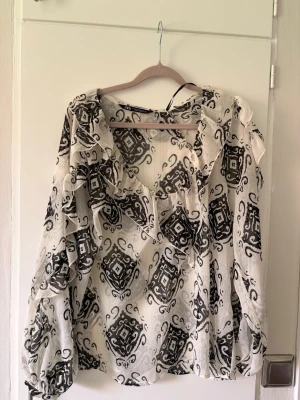 Zara blus - Jättefin genomskinlig blus går använda till alla tillfällen antingen med bikini eller linne under🥰🥰