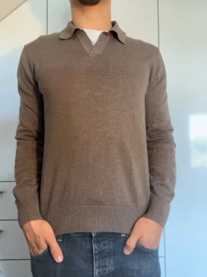 Brun långärmad tröja från Bläck - Brun långärmad tröja från Bläck. Strl S. Liten missfärgning på höger axel, annars skitbra skick. Modellen är 178 cm och väger 77 kg. Hör gärna av dig vid frågor!