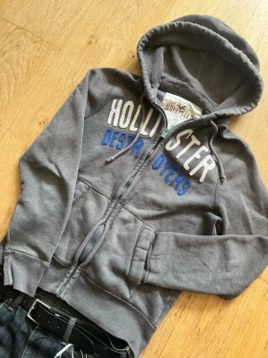 Hollister zip hoodie - Säljer denna riktigt snygga hollister hoodie 🙌 Storlek: M Skick: 9/10 🔥  💬Skriv vid frågor! 💸 Pris kan diskuteras vid snabb affär! 📦 Skickas snabbt!