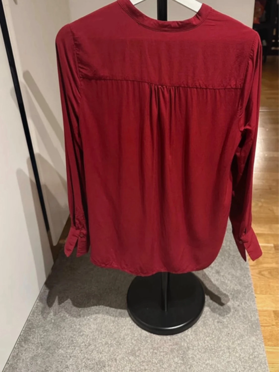 Mörkröd blus med långa ärmar - 1