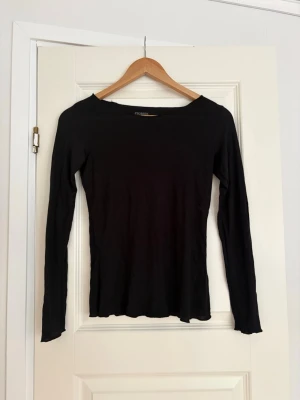 Svart mesh tröja  - En fin svart mesh tröja i ett tunt material, perfekt nu till sommaren!🖤 köpt på Ullared och är i storlek M. Kontakta vid fler frågor eller bilder💕