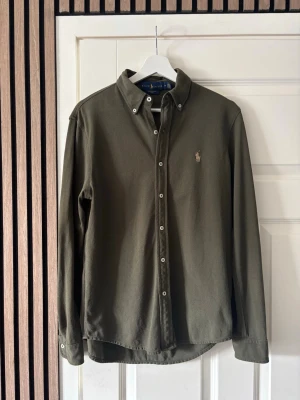 Polo Ralph Lauren featherweight skjorta - Ralph Lauren skjorta i fint skick, storlek M
