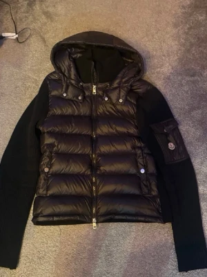 Moncler cardigan  - Moncler cardigan i fint skick, storlek xs/s, (mått kan fås vid önskan) pris kan diskuteras 