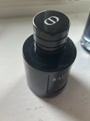 Dior Sauvage Elixir  Eau de Parfum - Säljer en Dior Sauvage Eau de Parfum i en elegant. Bara test sprutad några gånger. Orginal paket och kvitto osv finns ej. Skriv vid eventuella frågor!