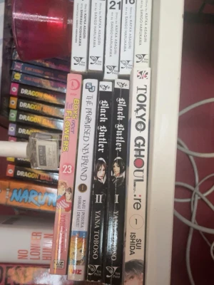 Manga: Black Butler, Tokyo Ghoul, m.fl. - Samling manga på engelska, inklusive Black Butler volym 1 och 2, Tokyo Ghoul:re volym 1, The Promised Neverland volym 1 och Boys Over Flowers volym 23. Böckerna har färgglada omslag och är i pocketformat, perfekta för mangaälskare.