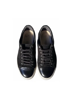 Svarta sneakers med glänsig framsida - Snygga svarta sneakers med en glänsig yta dör fram skriv gärna ifall ni har några frågor eller ör intresserad 