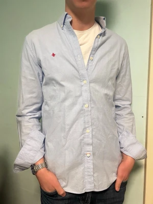 Morris blå skjorta – 37/38 (S/M slim fit) - Säljer en snygg blå skjorta från nu Morris i storlek 37/38 (S), men den passar också M slim fit. Perfekt för både vardag och mer uppklädda tillfällen. Mycket bra skick.  Har du frågor? Tveka inte att höra av dig. Allt gott från Deluxe garderoben ⭐️