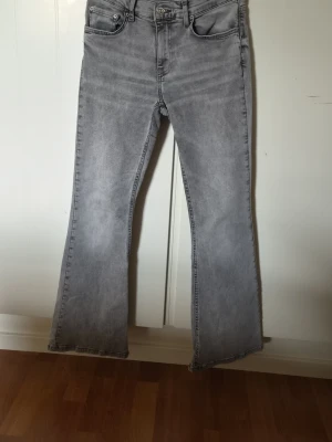 Gråa bootcut jeans  - Gråa bootcut jeans från GinaTricot. Stl  36🌸🥰 Använda men hela och fina.